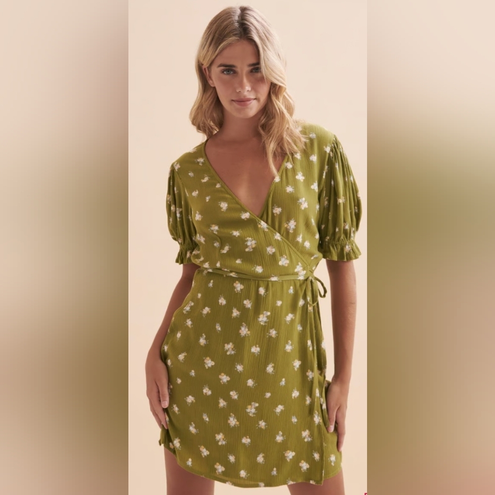 Billabong Chiquita Mini Wrap Dress in Green Eyes Floral Print